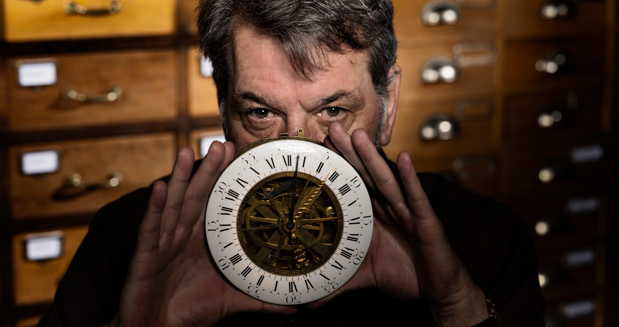 Dominique Mouret , Mécanisme de régulateur de bureau à équation du temps, par Robert Robin, Paris, 1782.. -13.04.2023 - dans son atelier à Ste-Croix  ©Thierry Porchet