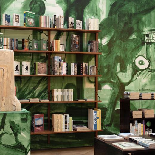 Lutz & Guggisberg, Bibliothèque imaginaire, 1999-2020 - installation de 467 sculptures de livres, 2 sculptures en bois, étagères, lampes, cimaise et socles