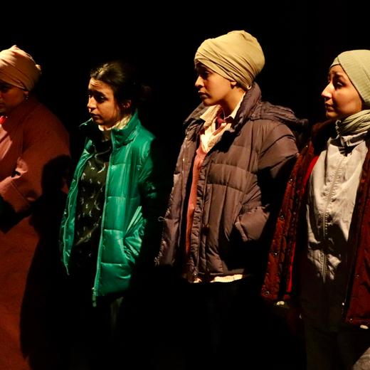 Neuf comédiennes donnent corps à ce conflit qui a enflammé le paysage politique et médiatique français de 2008 à 2013.