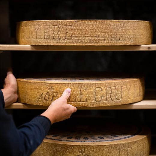 Kaesermeister Michael Iff kontrolliert Kaeselaibe der Sorte Gruyere in der Sandsteinhoehle Kaltbach des Schweizer Milchverarbeiters Emmi, aufgenommen am Montag, 12. September 2022 in Kaltbach. (KEYSTONE/Michael Buholzer)