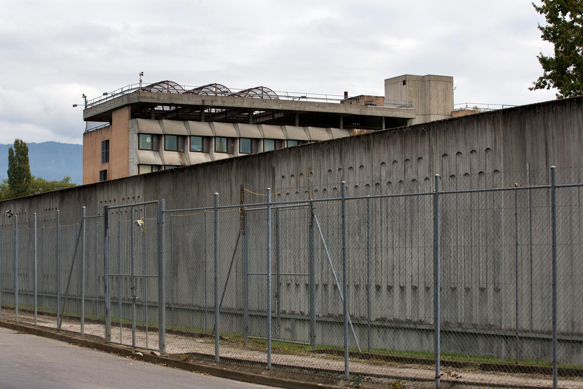 Un vue d'une des ailes du batiment de la prison de Champ-Dollon ou se situe l'unite de detention specialisee ÇLa PaqueretteÈ photographie, ce mercredi 9 octobre 2013 a Geneve. Fabrice A., l'assassin presume de la sociotherapeute Adeline, n'aurait pas du etre autorise a effectuer des sorties. Selon l'expert nomme par le Conseil d'Etat genevois pour conduire l'enquete administrative sur ce drame, ni le Service d'application des peines et des mesures, ni la Paquerette, ou etait incarcere Fabrice A., n'ont respecte les procedures. (KEYSTONE/Salvatore Di Nolfi)