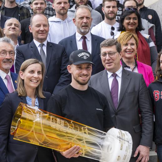 Noah Rod le capitaine du Geneve-Servette Hockey Club pose avec la coupe a cote Mauro Poggia, President du Conseil d'Etat Thierry Apotheloz, Conseiller d'Etat, Serge Dal Busco, conseiller d'Etat, Marie Barbey-Chappuis, Maire de Geneve, Frederique Perler, conseillere administrative de la Ville de Geneve, Alfonso Gomez, conseiller administratif, Christina Kitsoset conseillere administrative et tous les joueurs et le staff du GSHC, lors de la ceremonie en l'honneur du Geneve-Servette Hockey Club et de son titre de champion de Suisse de hockey remporte par le Geneve-Servette Hockey Club pour la premiere fois de son histoire, ce vendredi 28 avril 2023 au Palais Anna et Jean-Gabriel Eynard a Geneve. (KEYSTONE/Martial Trezzini)