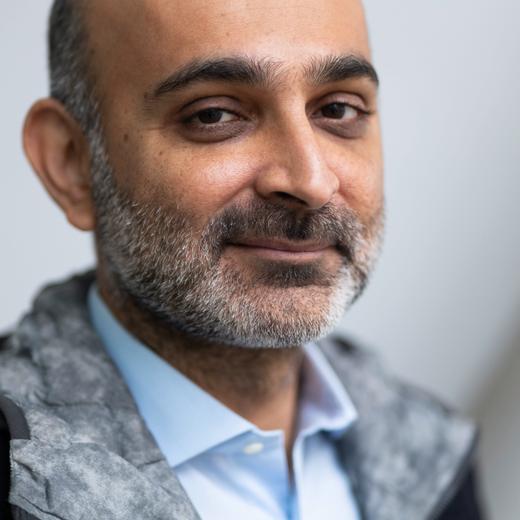 Deutschland, Hessen, Frankfurt am Main, Frankfurter Buchmesse, der Autor Mohsin Hamid, 19.10.2022 Germany, Hesse, Frankfurt, Frankfurt Bookfair, writer Mohsin Hamid