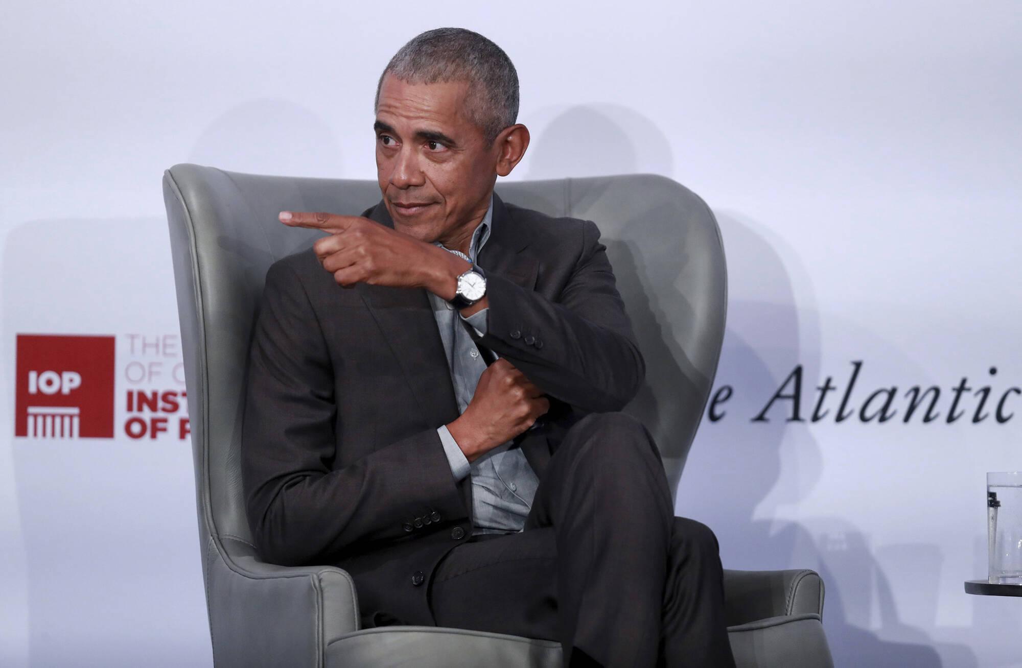 April 6, 2022: Former President Barack Obama has a conversation with The Atlantic s editor-in-chief, Jeffrey Goldberg, during the Disinformation and the Erosion of Democracy conference at the University of Chicago on Wednesday, April 6, 2022. - ZUMAm67_ 20220406_zaf_m67_021 Copyright: xChrisxSwedax