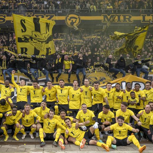 YBs Mannschaft freut sich ueber den fruehzeitig errungenen Meistertitel nach dem Sieg im Fussball Meisterschaftsspiel der Super League zwischen dem BSC Young Boys und dem FC Luzern im Stadion Wankdorf in Bern, am Sonntag, 30. April 2023. (KEYSTONE/Georgios Kefalas)