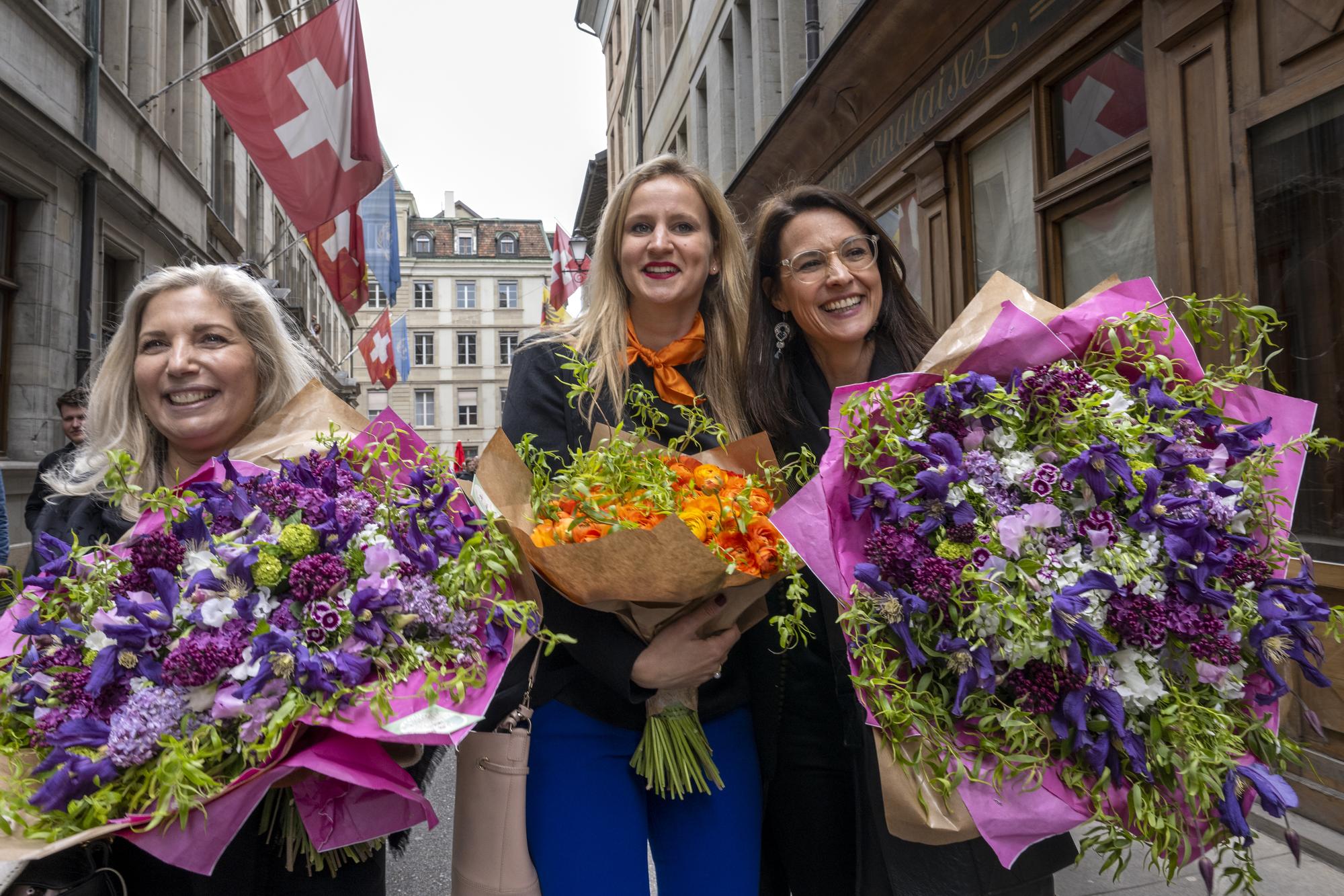 Les candidates au Conseil d'Etat, Nathalie Fontanet, gauche, PLR, Delphine Bachmann, centre, Le Centre, Anne Hiltpold, droite, PLR, tout sourire, lors du second tour de l'election du Conseil d'Etat genevois, ce dimanche 30 avril 2023 a l'Hotel de Ville a Geneve lieu de la presentation des resultats du deuxieme tour de l'election du Conseil d'Etat genevois. (KEYSTONE/Martial Trezzini)