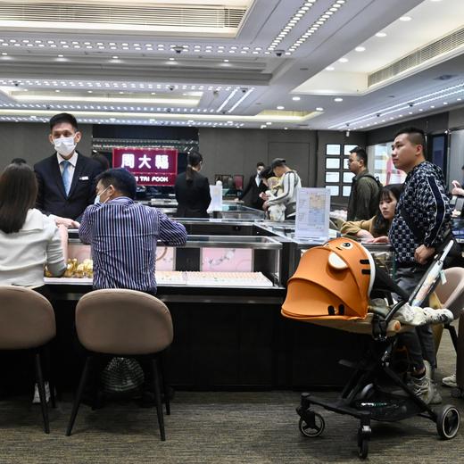 HONG KONG, CHINA - MARCH 19: Tourists from Mainland China shop at a Chow Tai Fook jewellery store on March 19, 2023 in Hong Kong, China. PUBLICATIONxINxGERxSUIxAUTxHUNxONLY Copyright: xChinaxNewsxServicex VCG111427892588