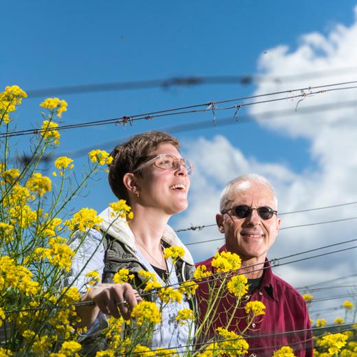 Série sur la passation de domaine viticole père-fille en Valais réalisé pour le journal le Temps.  Portraits de Sandrine et Conrad Caloz, dans leurs vignes à Miège ©Louis Dasselborne