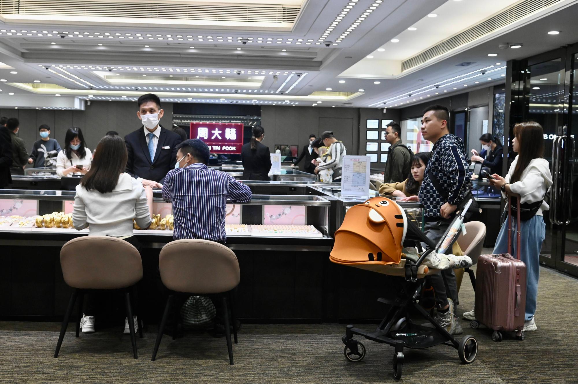 HONG KONG, CHINA - MARCH 19: Tourists from Mainland China shop at a Chow Tai Fook jewellery store on March 19, 2023 in Hong Kong, China. PUBLICATIONxINxGERxSUIxAUTxHUNxONLY Copyright: xChinaxNewsxServicex VCG111427892588