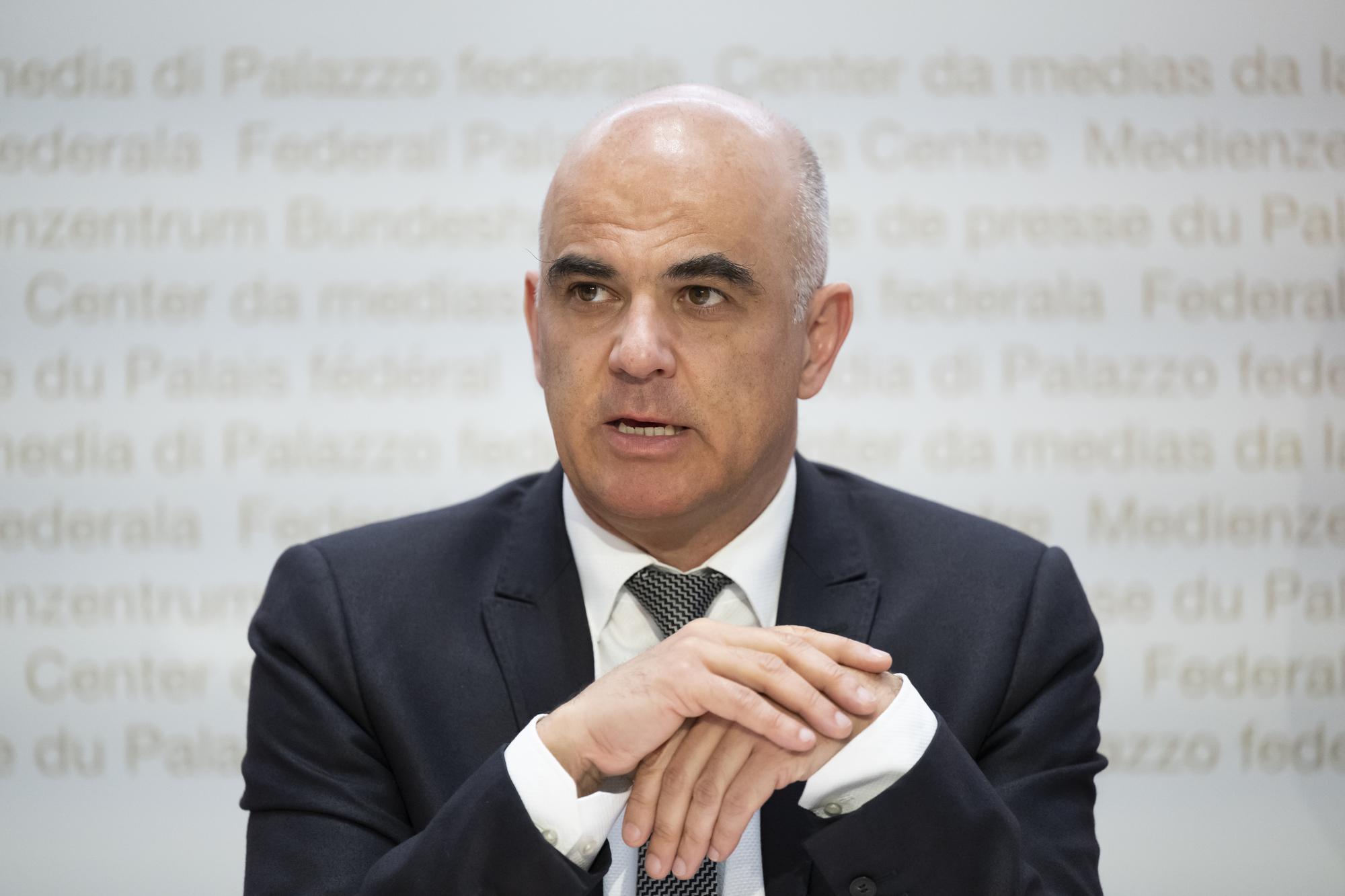 Bundespraesident Alain Berset, Vorsteher des Eidgenoessischen Departements des Innern (EDI), spricht an einer Medienkonferenz ueber dieAenderung vom 16. Dezember 2022 des Covid-19-Gesetzes, am Dienstag, 2. Mai 2023, im Medienzentrum Bundeshaus in Bern. (KEYSTONE/Anthony Anex)