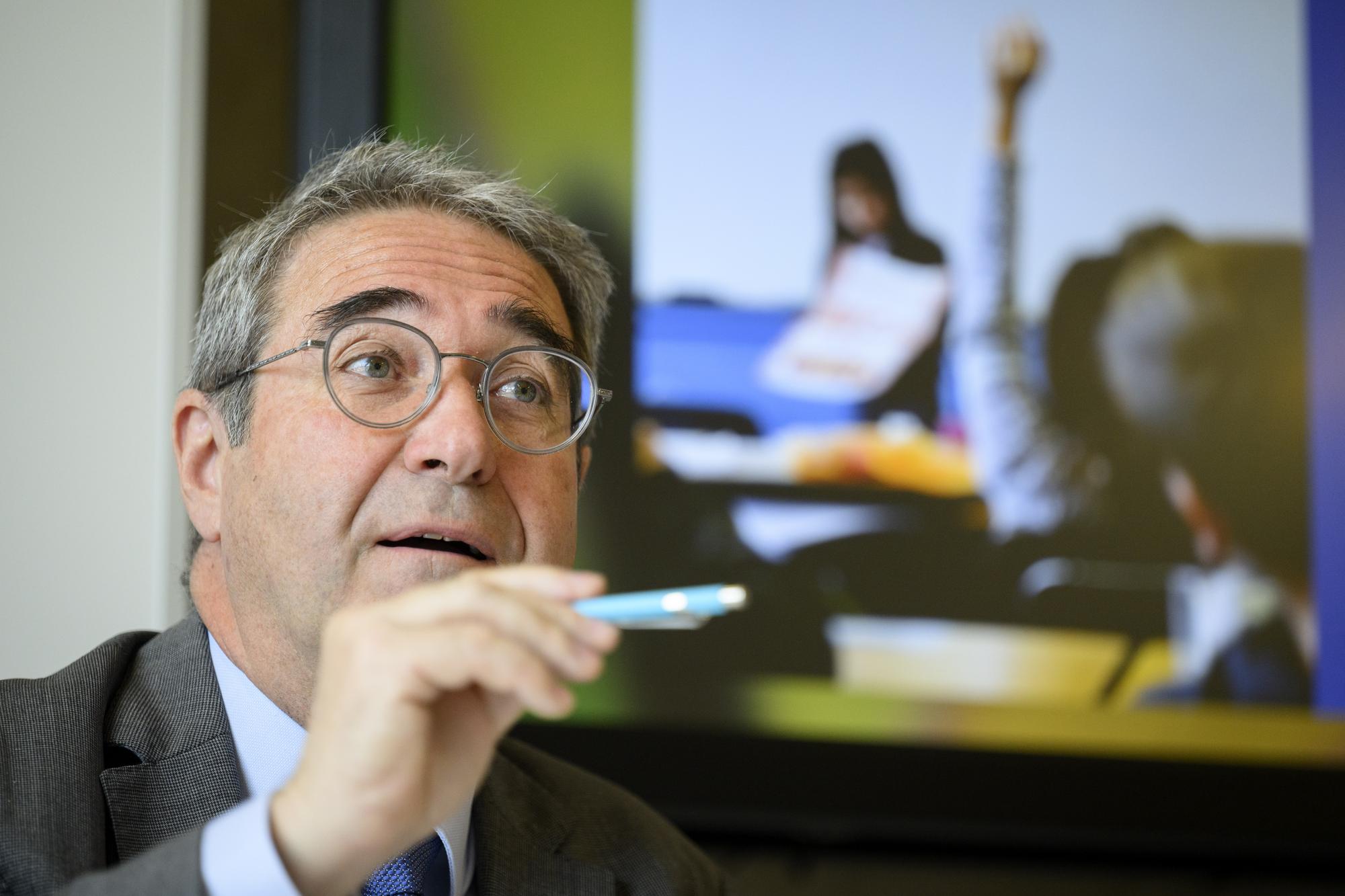 Le conseiller d'Etat vaudois Frederic Borloz parle lors d'une conference de presse sur l'etat de situation de l'ecole a visee inclusive, concept 360, ce mardi 2 mai 2023 a l'Etablissement primaire et secondaire de Villeneuve Haut-Lac. (KEYSTONE/Laurent Gillieron)