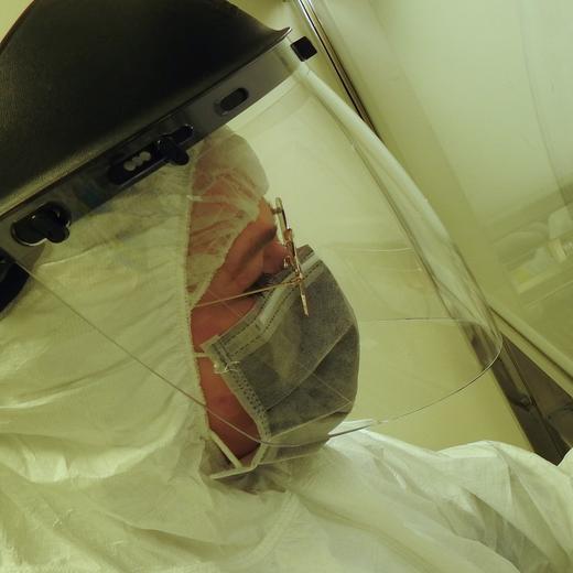 Le pendentif en dent de cervidé, pendant son étude à Leipzig.