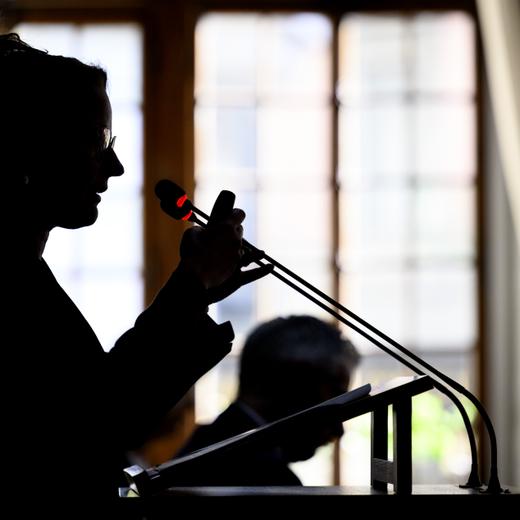 Emilie Moeschler, conseillere municipale de la ville de Lausanne parle lors de la presentation du projet pilote cannabis Lausanne, Cann-L, ce mardi 10 mai 2022 a Lausanne. Suite a l'adoption de la legislation federale sur les essais pilotes de vente de cannabis en 2021, la Ville prevoit la mise en œuvre d'un projet permettant d'évaluer la faisabilite et l'impact d'un modele de vente de cannabis a but non lucratif oriente sur la sante publique. (KEYSTONE/Laurent Gillieron)