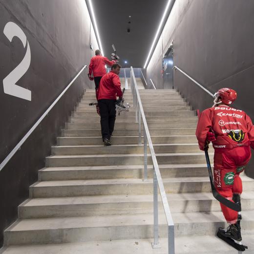 Les joueurs du Lausanne Hockey Club montent un escalier apres un entrainement sur la patinoire principale du complexe Vaudoise Arena, exploite par le centre sportif de Malley, CSM, a la veille de son inauguration ce lundi 23 septembre 2019 a Lausanne. Les rencontres du Lausanne Hockey Club (LHC), les Jeux olympiques de la jeunesse d'hiver Lausanne 2020 et le championnat du monde de hockey-sur-glace en 2020 sont les prochains evenements qui se derouleront danc ce nouveau centre sportif. Le centre regroupe, hockey-sur-glace, piscine, tennis de table et escrime. (KEYSTONE/Laurent Gillieron)
