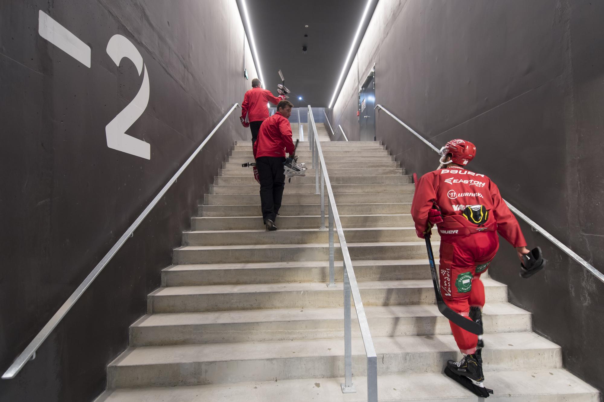 Les joueurs du Lausanne Hockey Club montent un escalier apres un entrainement sur la patinoire principale du complexe Vaudoise Arena, exploite par le centre sportif de Malley, CSM, a la veille de son inauguration ce lundi 23 septembre 2019 a Lausanne. Les rencontres du Lausanne Hockey Club (LHC), les Jeux olympiques de la jeunesse d'hiver Lausanne 2020 et le championnat du monde de hockey-sur-glace en 2020 sont les prochains evenements qui se derouleront danc ce nouveau centre sportif. Le centre regroupe, hockey-sur-glace, piscine, tennis de table et escrime. (KEYSTONE/Laurent Gillieron)