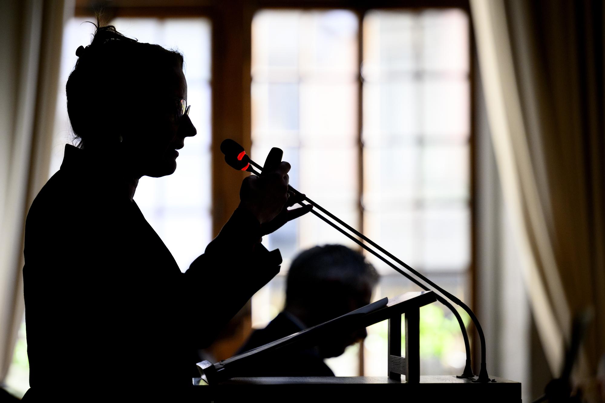 Emilie Moeschler, conseillere municipale de la ville de Lausanne parle lors de la presentation du projet pilote cannabis Lausanne, Cann-L, ce mardi 10 mai 2022 a Lausanne. Suite a l'adoption de la legislation federale sur les essais pilotes de vente de cannabis en 2021, la Ville prevoit la mise en œuvre d'un projet permettant d'évaluer la faisabilite et l'impact d'un modele de vente de cannabis a but non lucratif oriente sur la sante publique. (KEYSTONE/Laurent Gillieron)