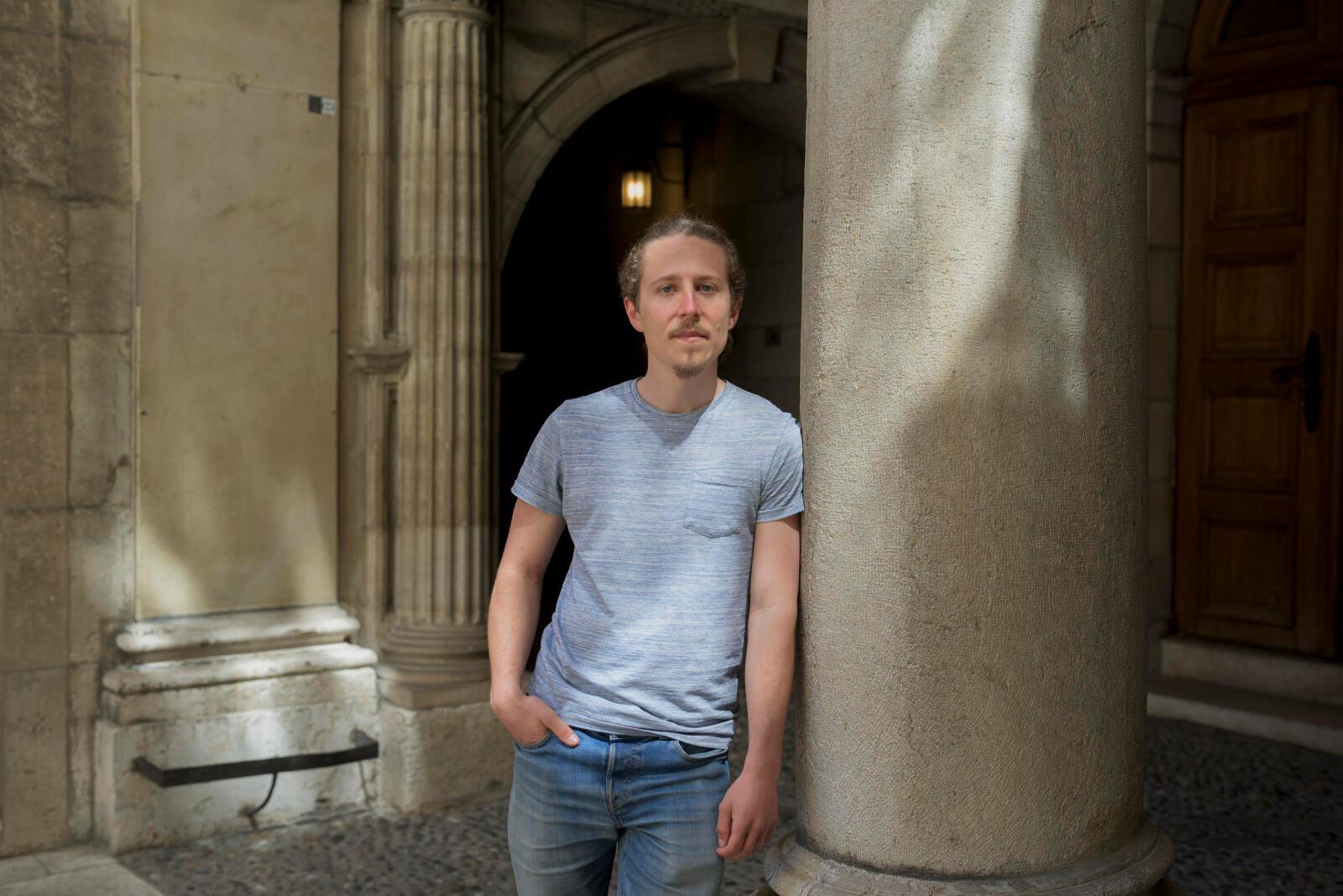 Vincent Zeder, militant d'Extinction Rebellion qui s'est collé au plateau de Léman Bleu dimanche lors du deuxième tour des élections genevoises. Hôtel de Ville de Genève. 3.5.2023.