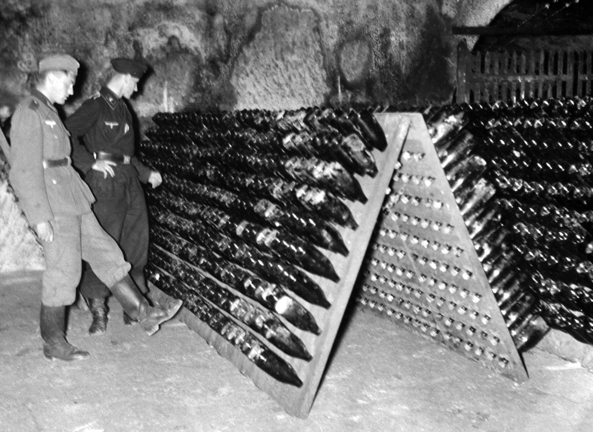 Soldaten der Wehrmacht besichtigen die unterirdischen Sektkellereien von Reims. (KEYSTONE/SUEDDEUTSCHE ZEITUNG PHOTO/SZ PHOTO)