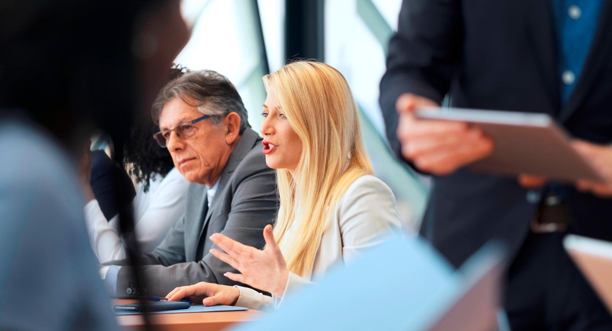 Les enjeux d'une bonne collaboration intergénérationnelle sont de taille.