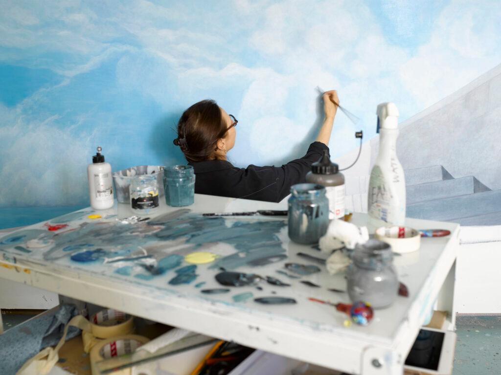 Anne Pantillon au travail dans son atelier., rue de rue de Sébeillon. Matériel de presse fourni par APERTI