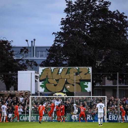 Les deux equipes en action lors de la rencontre de football de Challenge League entre Yverdon Sport FC et FC Lausanne-Sport le vendredi 5 mai 2023 au stade Municipal a Yverdon. (KEYSTONE/Jean-Christophe Bott)