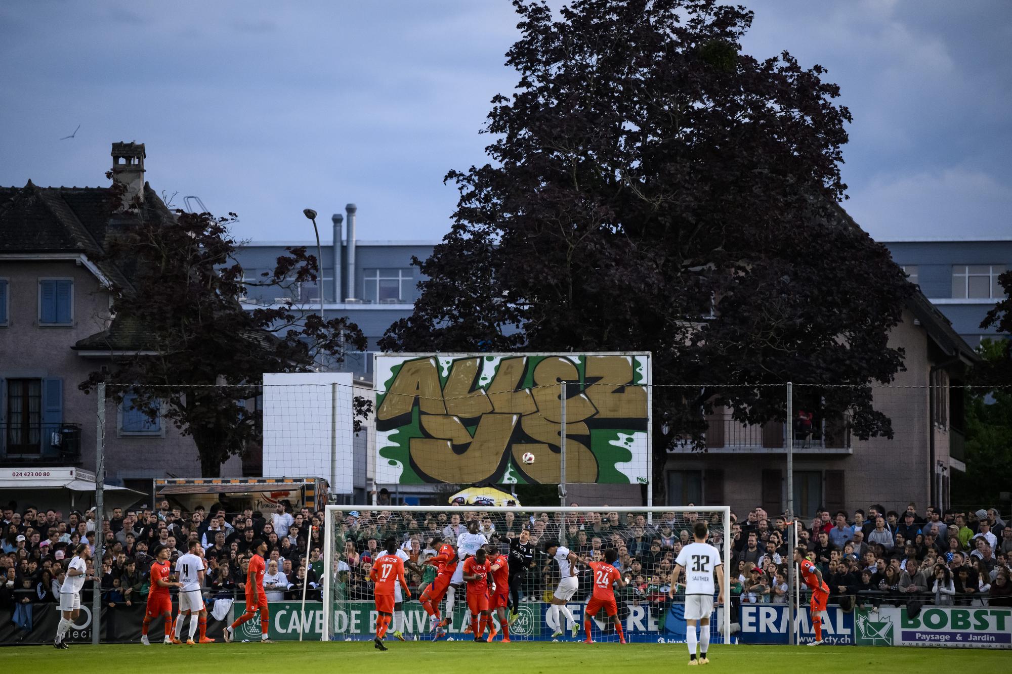 Les deux equipes en action lors de la rencontre de football de Challenge League entre Yverdon Sport FC et FC Lausanne-Sport le vendredi 5 mai 2023 au stade Municipal a Yverdon. (KEYSTONE/Jean-Christophe Bott)
