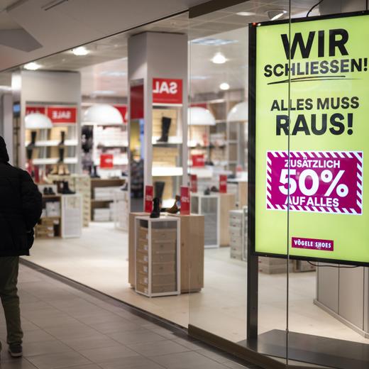 Filiale am Hauptsitz der Firma Voegele Shoes, aufgenommen am Donnerstag, 22. Dezember 2022, in Uznach. Per Ende Jahr werden die letzten 28 Filialen des Unternehmens in der Krise geschlossen. 131 Angestellten werden entlassen. (KEYSTONE/Gian Ehrenzeller)