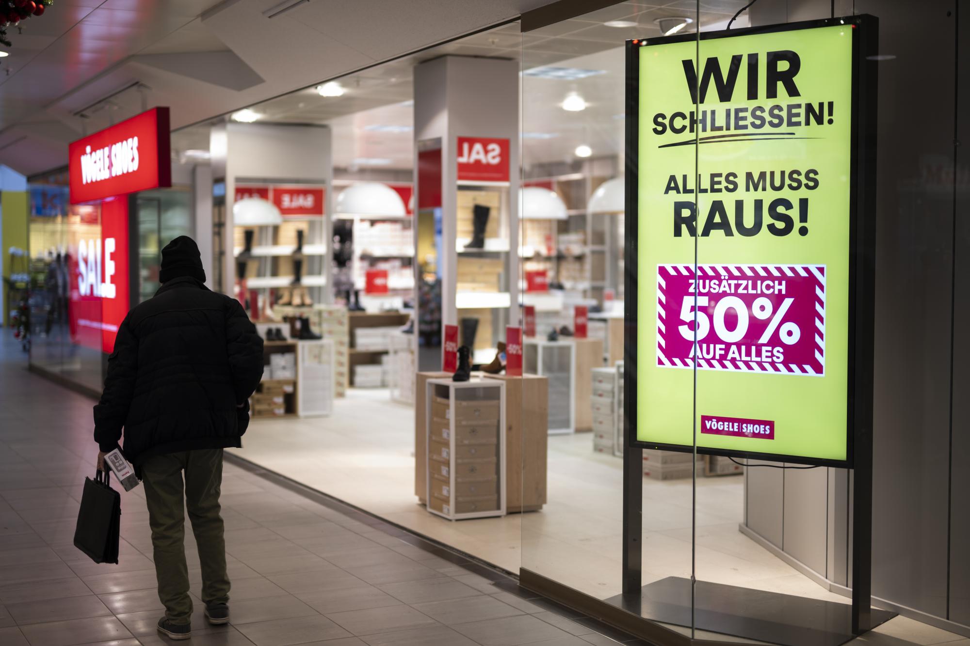 Filiale am Hauptsitz der Firma Voegele Shoes, aufgenommen am Donnerstag, 22. Dezember 2022, in Uznach. Per Ende Jahr werden die letzten 28 Filialen des Unternehmens in der Krise geschlossen. 131 Angestellten werden entlassen. (KEYSTONE/Gian Ehrenzeller)