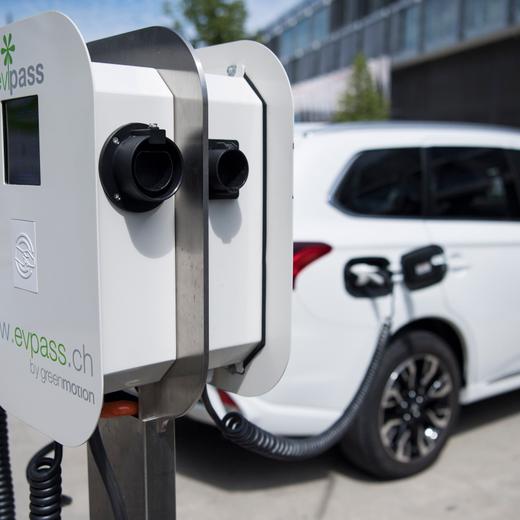 Sicht auf eine Ladestation die Elektrofahrzeuge auflaedt, am Dienstag, 28. Juni 2016, in Bern. Die Firma Green Motion ist bestrebt die ganze Schweiz mit Ladestationen fuer Elektrofahrzeuge auszuruesten, wie sie an einer Medienorientierung bekannt gab. (KEYSTONE/Peter Schneider)