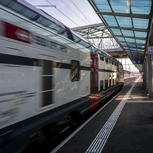 Un train CFF circule en gare lors d'une conference de presse sur les nouveautes vaudoises de l'horaire 2022 le vendredi 19 novembre 2021 a Renens. (KEYSTONE/Jean-Christophe Bott)
