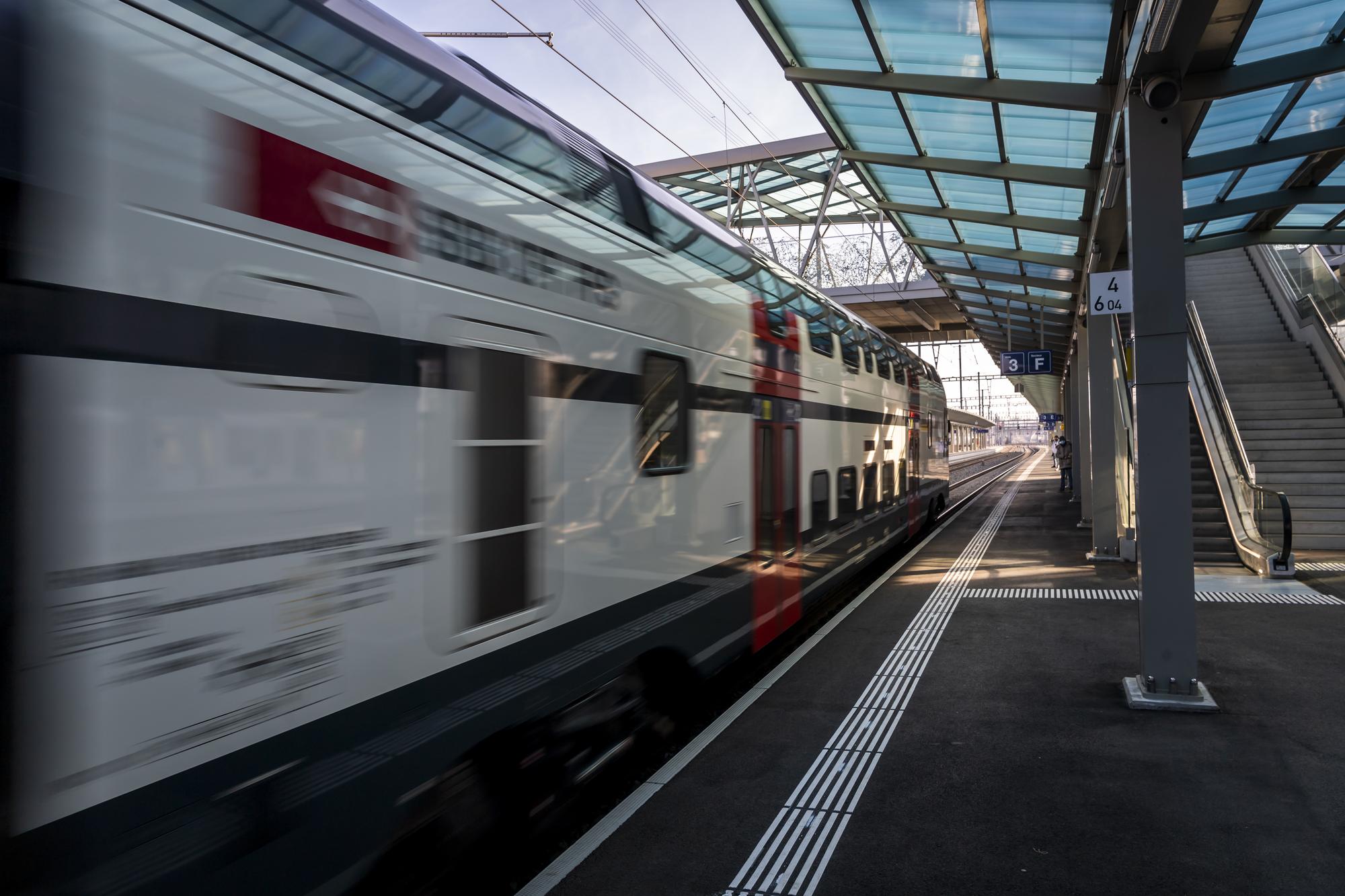 Un train CFF circule en gare lors d'une conference de presse sur les nouveautes vaudoises de l'horaire 2022 le vendredi 19 novembre 2021 a Renens. (KEYSTONE/Jean-Christophe Bott)