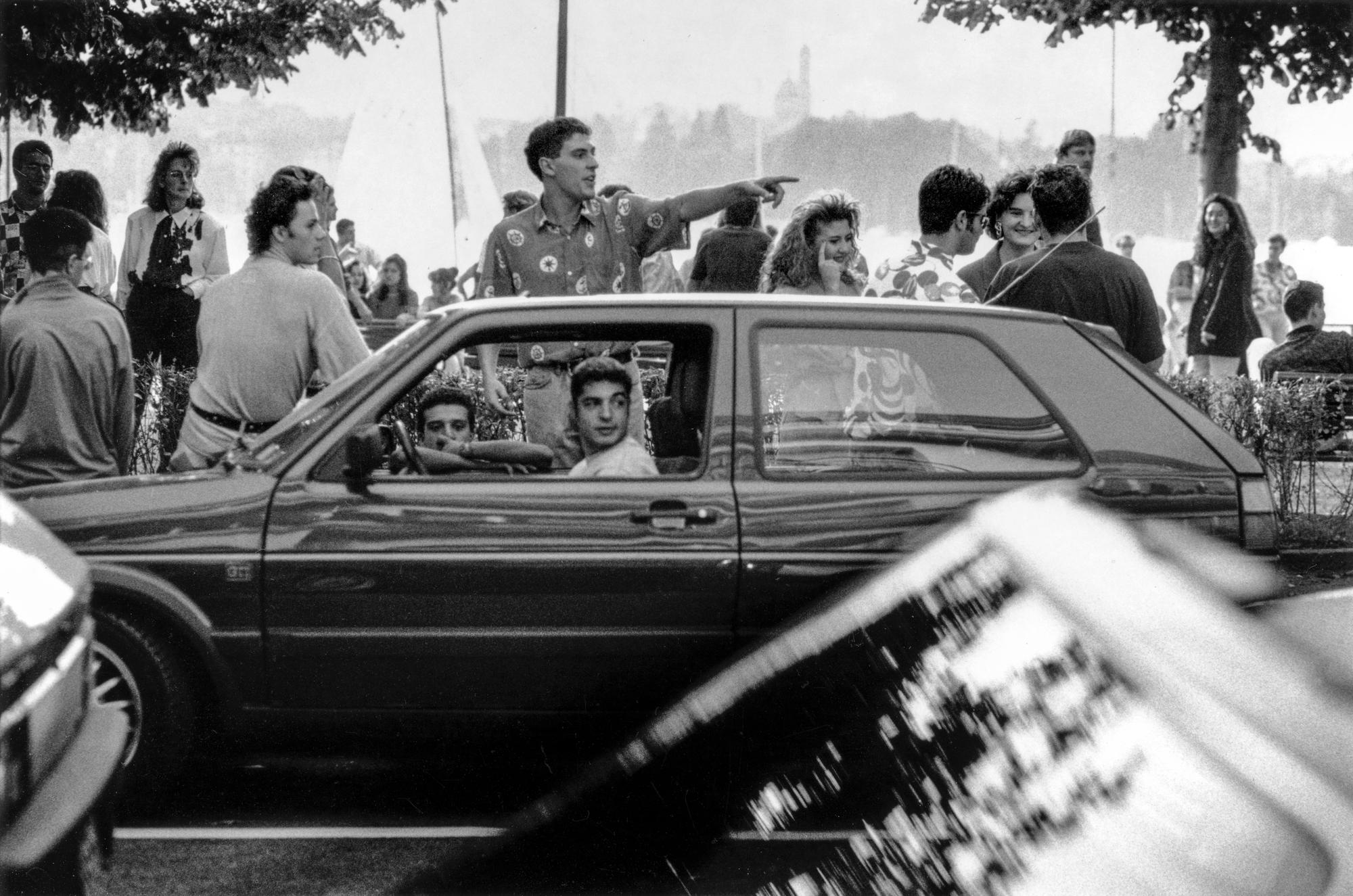 Légende originale: Secondos, c'est-à-dire des enfants de migrants nés en Suisse et vivant en Suisse depuis de nombreuses années ou même naturalisés, se retrouvent sur la promenade du lac de Zurich, photographiés en octobre 1992.