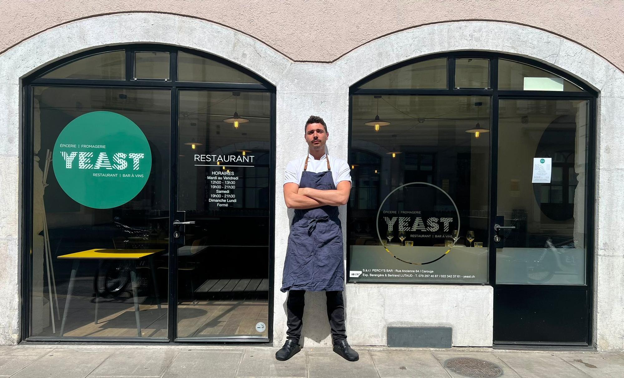 Le chef Ludovico devant son restaurant.