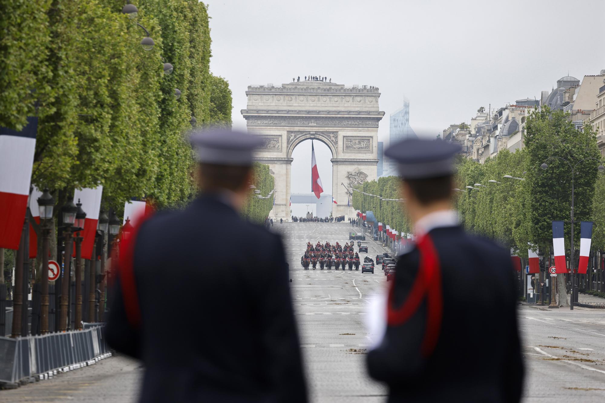 Emmanuel Macron a remonté les Champs-Elysées sans public ce 8 mai.
