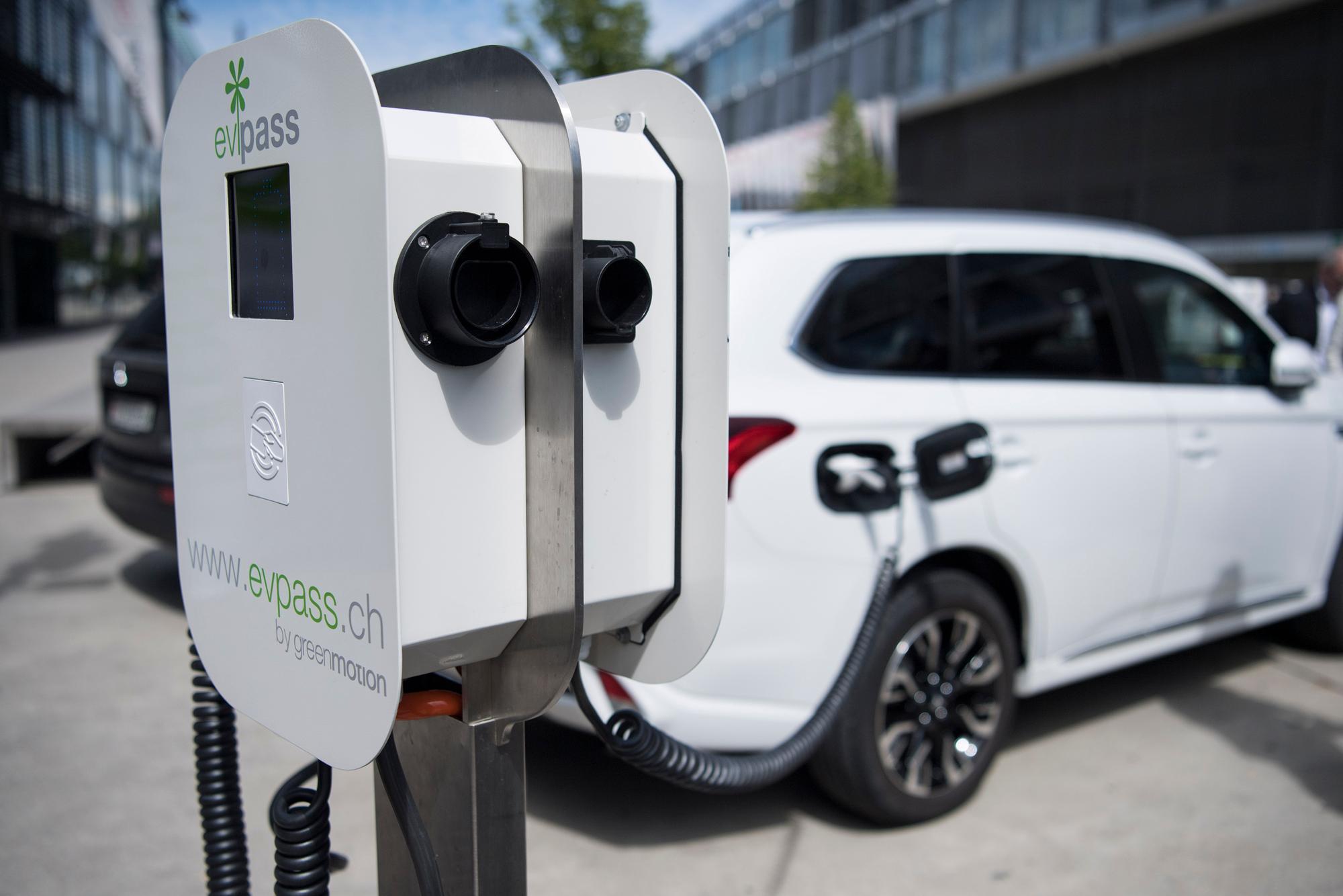 Sicht auf eine Ladestation die Elektrofahrzeuge auflaedt, am Dienstag, 28. Juni 2016, in Bern. Die Firma Green Motion ist bestrebt die ganze Schweiz mit Ladestationen fuer Elektrofahrzeuge auszuruesten, wie sie an einer Medienorientierung bekannt gab. (KEYSTONE/Peter Schneider)