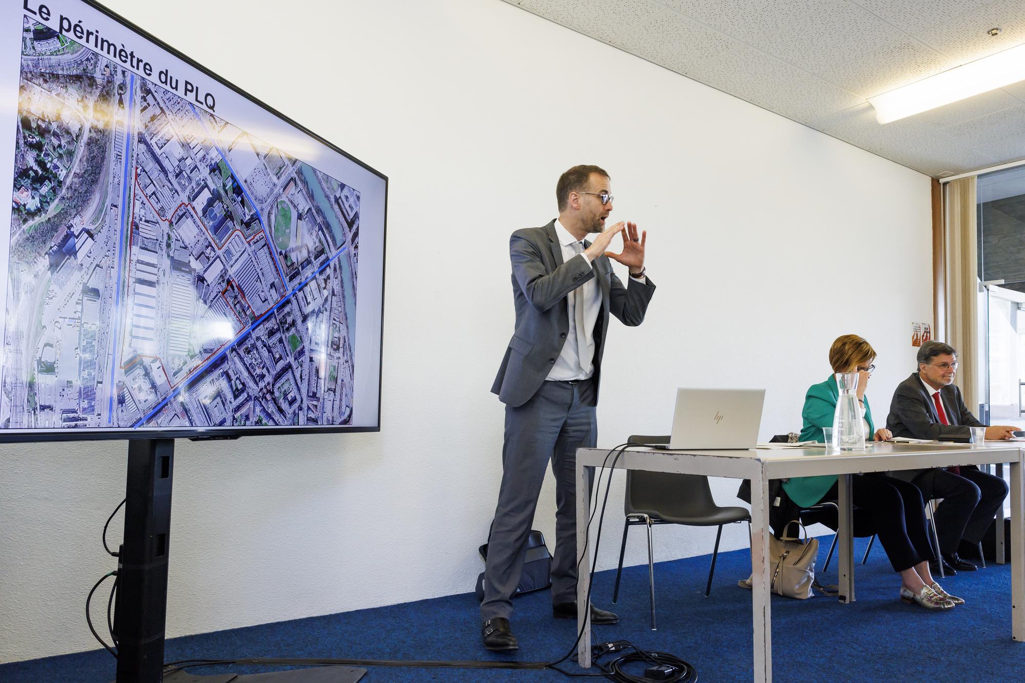 Antonio Hodgers, gauche, conseiller d'Etat genevois, accompagne de Frederique Perler, centre, conseillere administrative de la ville de Geneve, et de Robert Cramer, droite, president de la Fondation Praille Acacias Vernets, presente le projet Acacias 1 situer dans le perimetre Praille Acacias Vernets (PAV) lors de la conference de presse de presentation du projet Acacias 1, ce lundi 8 mai 2023 a Geneve. Les citoyens et citoyennes de la ville de Geneve se prononceront sur l'objet communale: Deliberation donnant un preavis favorable au PLQ "Acacias 1" lors de la votation populaire du 18 juin. (KEYSTONE/Salvatore Di Nolfi)