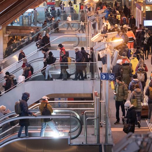 Bahnreisende und Pendler auf der "Welle", dem Aufgang West des Bahnhof Bern, 19. Januar 2023. (KEYSTONE/Christian Beutler)
