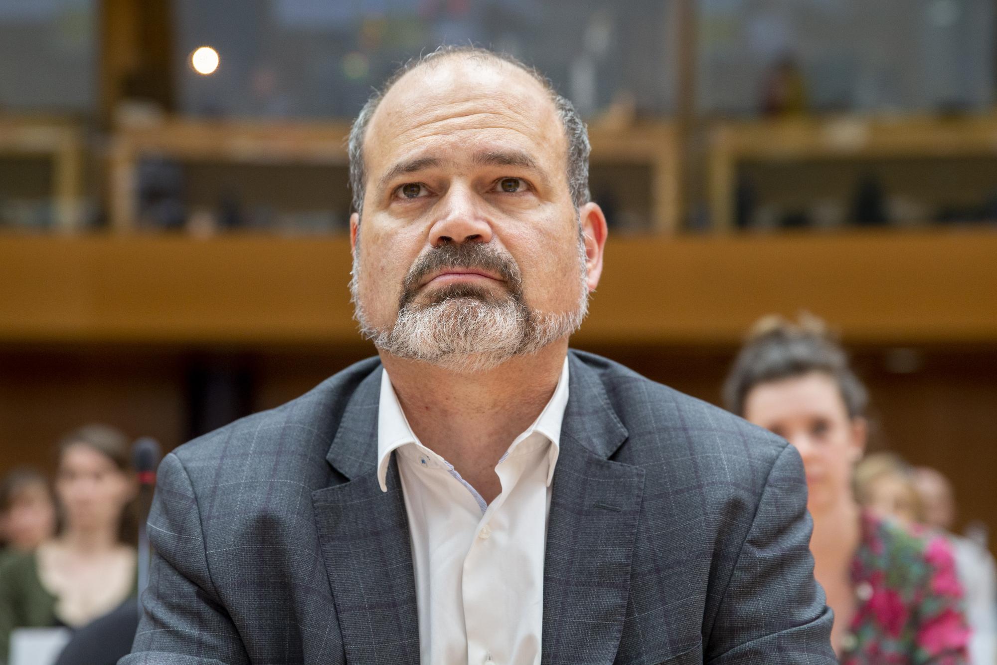 Le Conseiller administratif de la ville de Geneve et Maire de Geneve Sami Kanaan ecoute un discours, lors de la premiere seance de la nouvelle legislature 2020-2025 du Conseil municipal de Geneve, ce mardi 2 juin 2020 a Geneve. Le Conseil municipal de la ville de Geneve a tenu sa premiere seance a huis-clos due au coronavirus COVID-19. (KEYSTONE/Salvatore Di Nolfi)