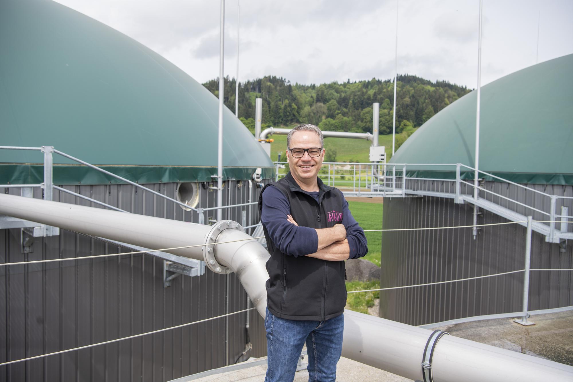 Der Landwirt Meinrad Pfister posiert mitder Biogasanlage auf dem Wiggerhof, anlaesslich einer Medienkonferenz der Abstimmungs-Kampagne, JA zum Klimaschutz-Gesetz, am Dienstag, 9. Mai 2023 in Altishofen im Kanton Luzern. ()