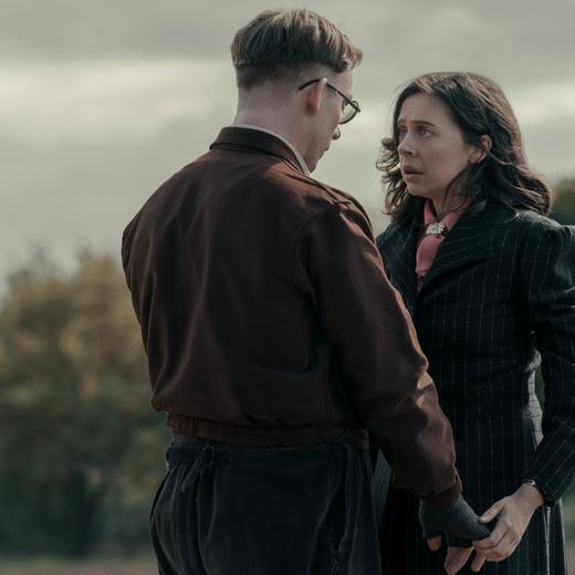 Miep (Bel Powley) et Jan Gies (Joe Cole), héros de l'ombre au temps du nazisme.