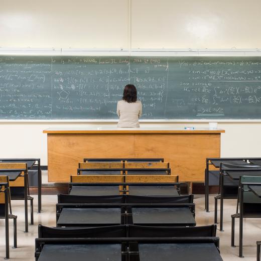 Le phénomène du «tuyau percé» décrit la diminution de la participation des femmes au fur et à mesure que l'on gravit les échelons de la carrière scientifique.