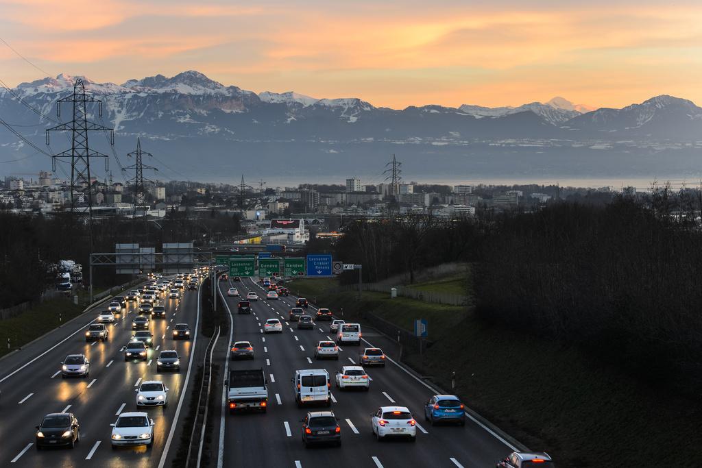 Des voitures roulent sur l'autoroute entre l'echangeur de Villars-Ste-Croix et d'Ecublens ce mercredi 27 janvier 2016 a Crissier dans le canton de Vaud. Le Conseil federal a approuve mercredi un projet de l'Office federal des routes (OFROU) devise a 510 millions de francs pour ameliorer la securite du trafic routier et supprimer le goulet d'etranglement de Crissier. (KEYSTONE/Jean-Christophe Bott)