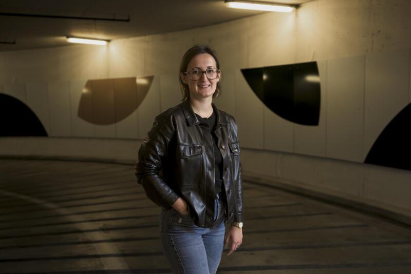 Margaux Peltier, cofondatrice et directrice d'Enerdrape, dans un parking de Coop à Renens, le 9 mai 2023.