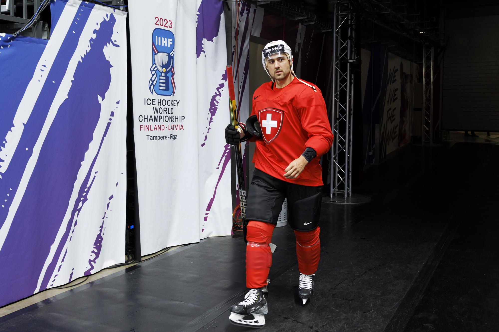 Switzerland's forward Nino Niederreiter arrives for a Switzerland team training session at the IIHF 2023 World Championship, at the Riga Arena, in Riga, Latvia, Thursday, May 11, 2023. (KEYSTONE/Salvatore Di Nolfi)