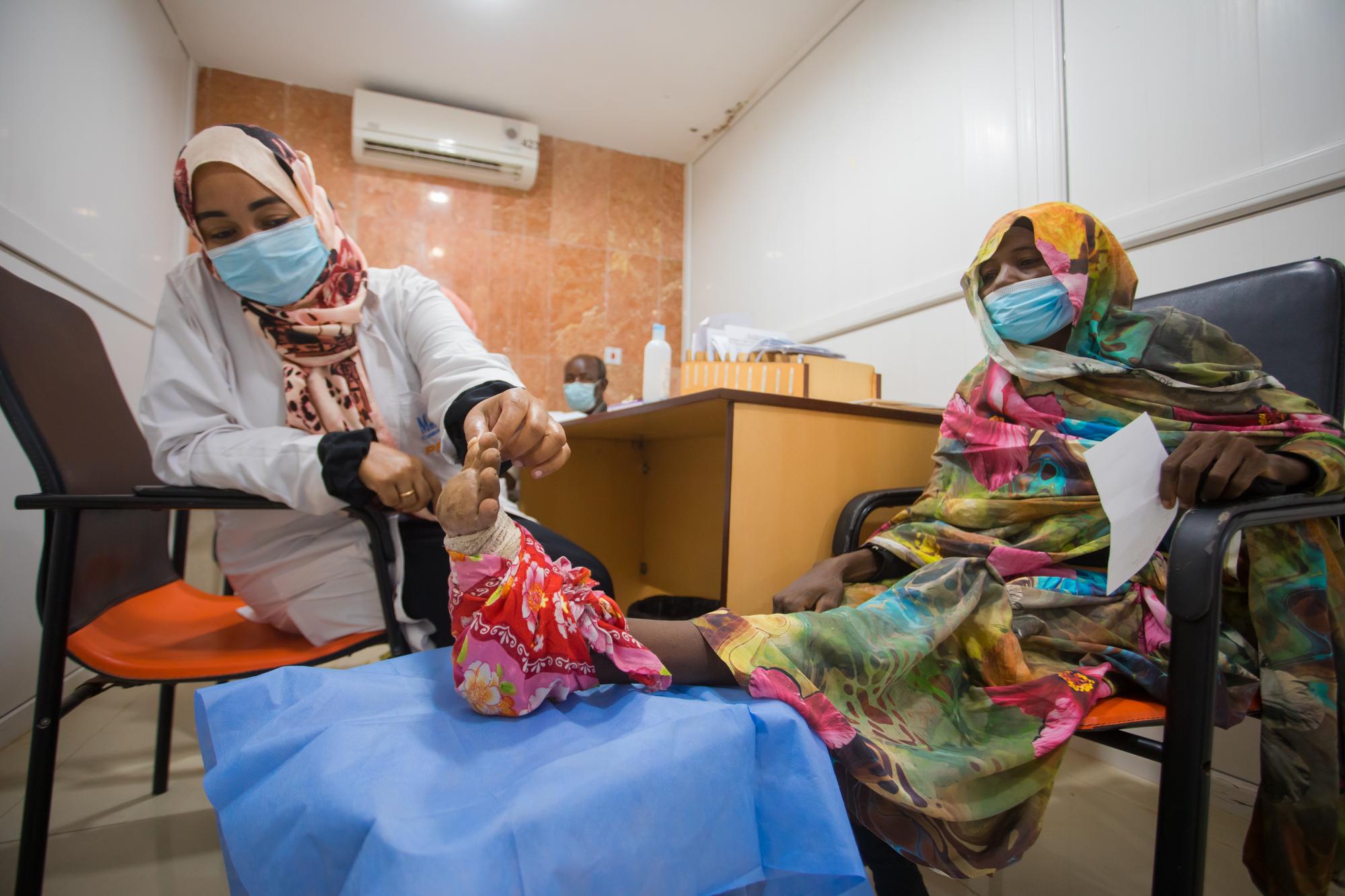 Une femme atteinte de mycétome reçoit des soins en 2021 au Soudan