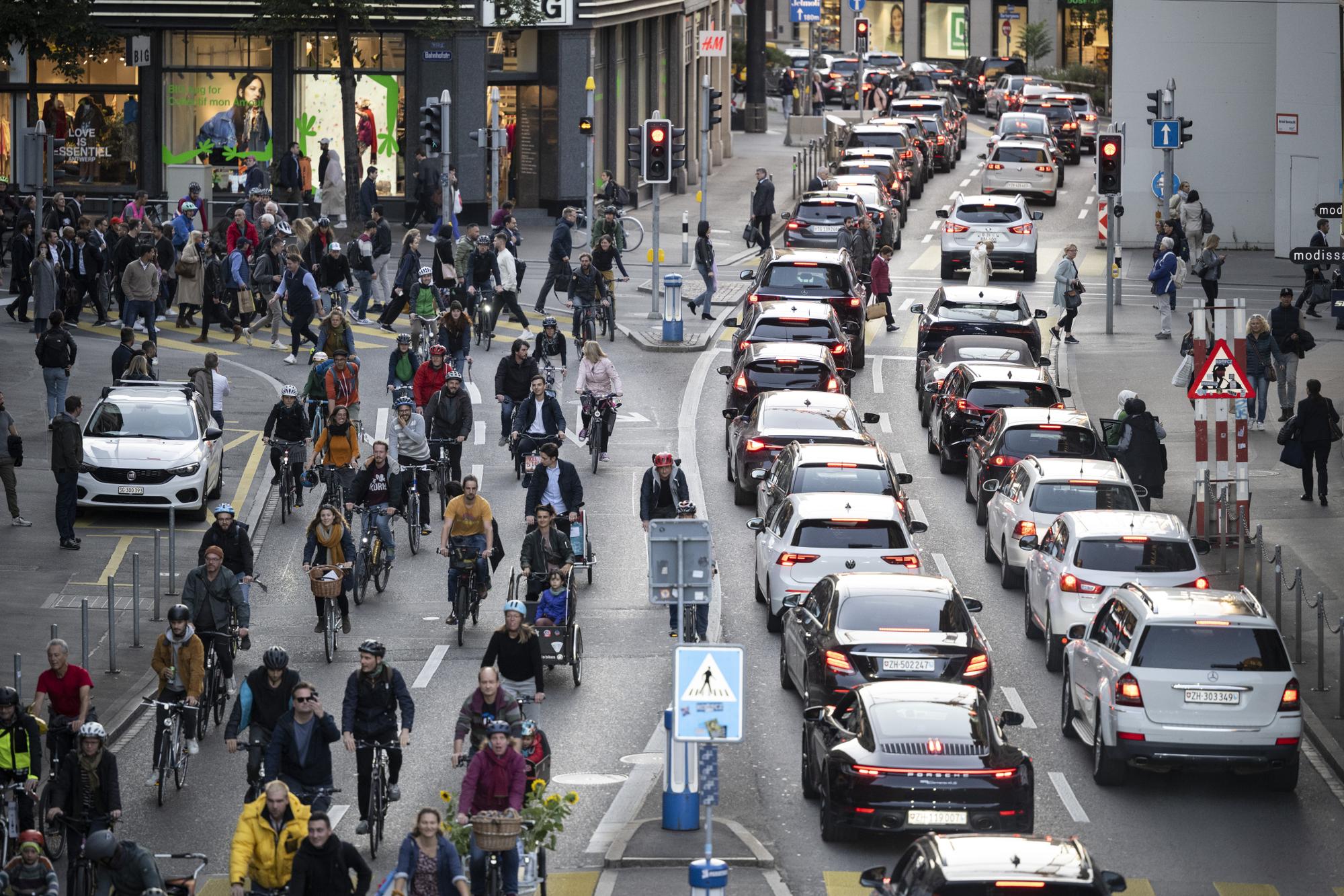 Hunderte Radfahrer demonstrieren anlaesslich der "Velodemo" auf der Strasse fuer eine autofreie Innenstadt, aufgenommen am Freitag, 22. September 2022 in Zuerich. (KEYSTONE/Ennio Leanza)