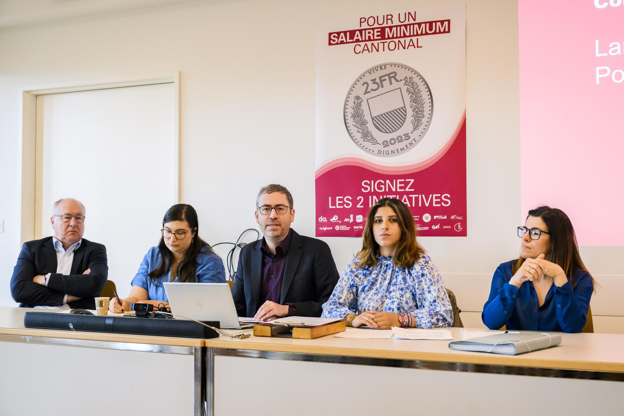 De g. à dr.: Pierre-Yves Maillard, président de l'Union syndicale suisse, Rebecca Joly, présidente du groupe des Vert-e-s au Grand Conseil, Arnaud Bouverat, co-président du comité unitaire et secrétaire régional d'Unia, Gabriella Lima, co-présidente du comité unitaire et membre de SolidaritéS, et Elizabete Cunha, conseillère communale POP Renens.