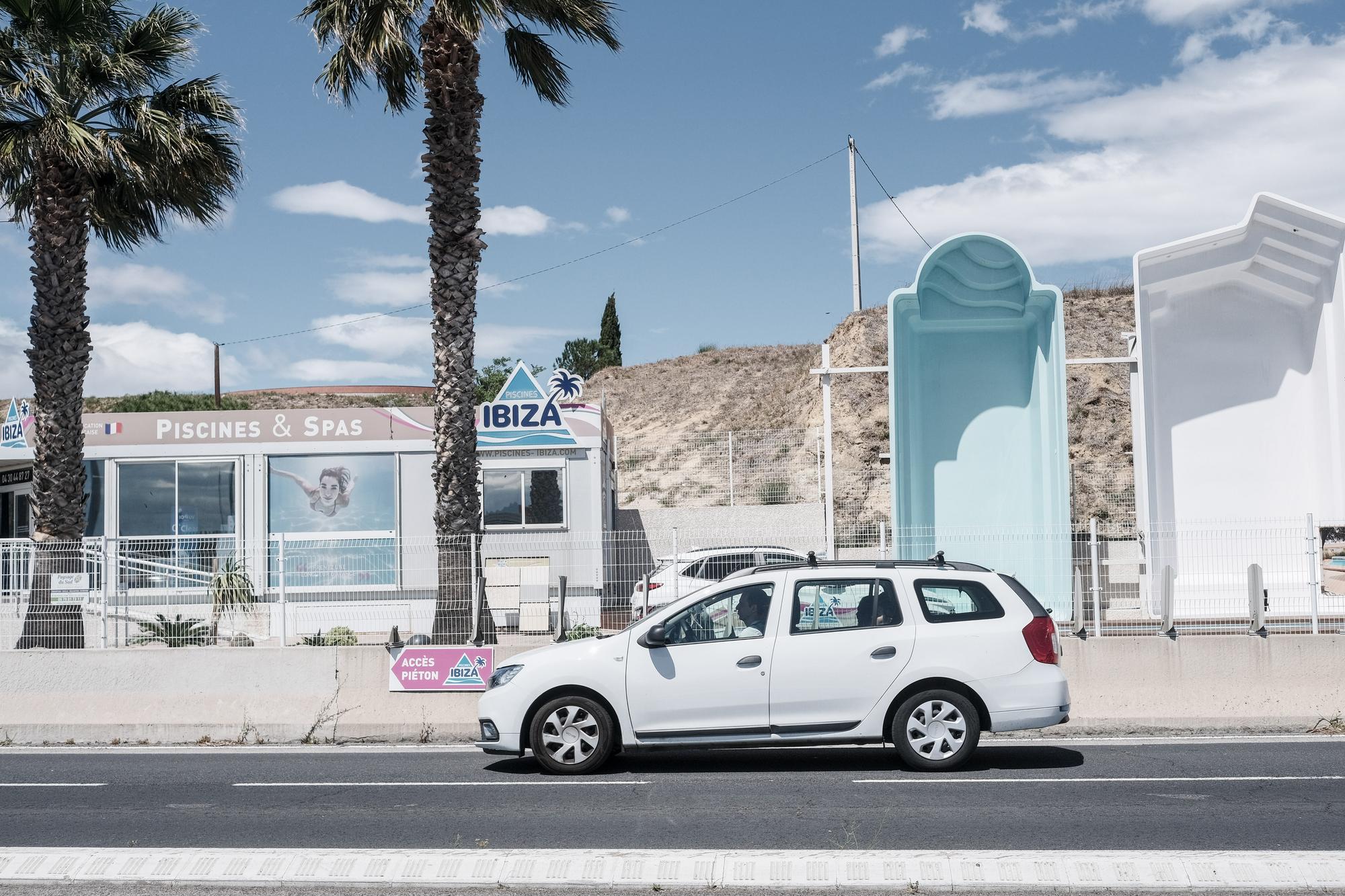 Devanture de la boutique Ibiza Piscines dans le centre commercial de Porte d'Espagne à Perpignan.