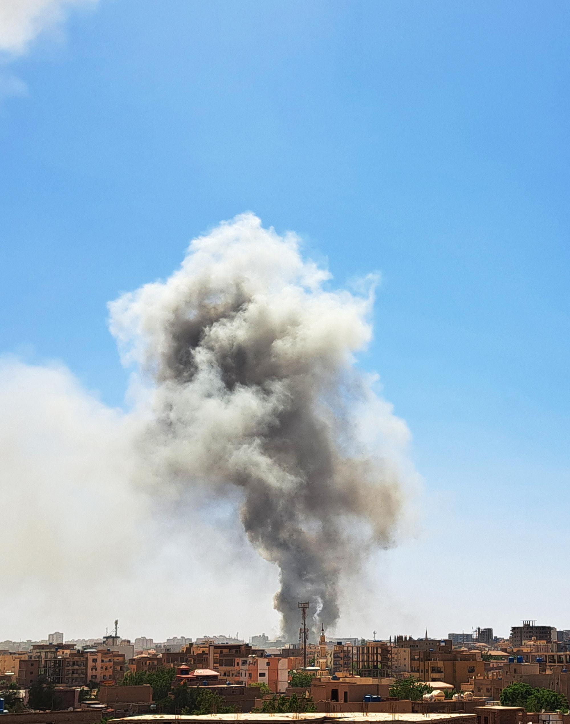 KHARTOUM, SUDAN - MAY 5: Smoke rises as clashes continue between the Sudanese Armed Forces and the paramilitary Rapid Support Forces (RSF), in Khartoum, Sudan on May 5, 2023. Ahmed Satti / Anadolu Agency (Photo by Ahmed Satti / ANADOLU AGENCY / Anadolu Agency via AFP)