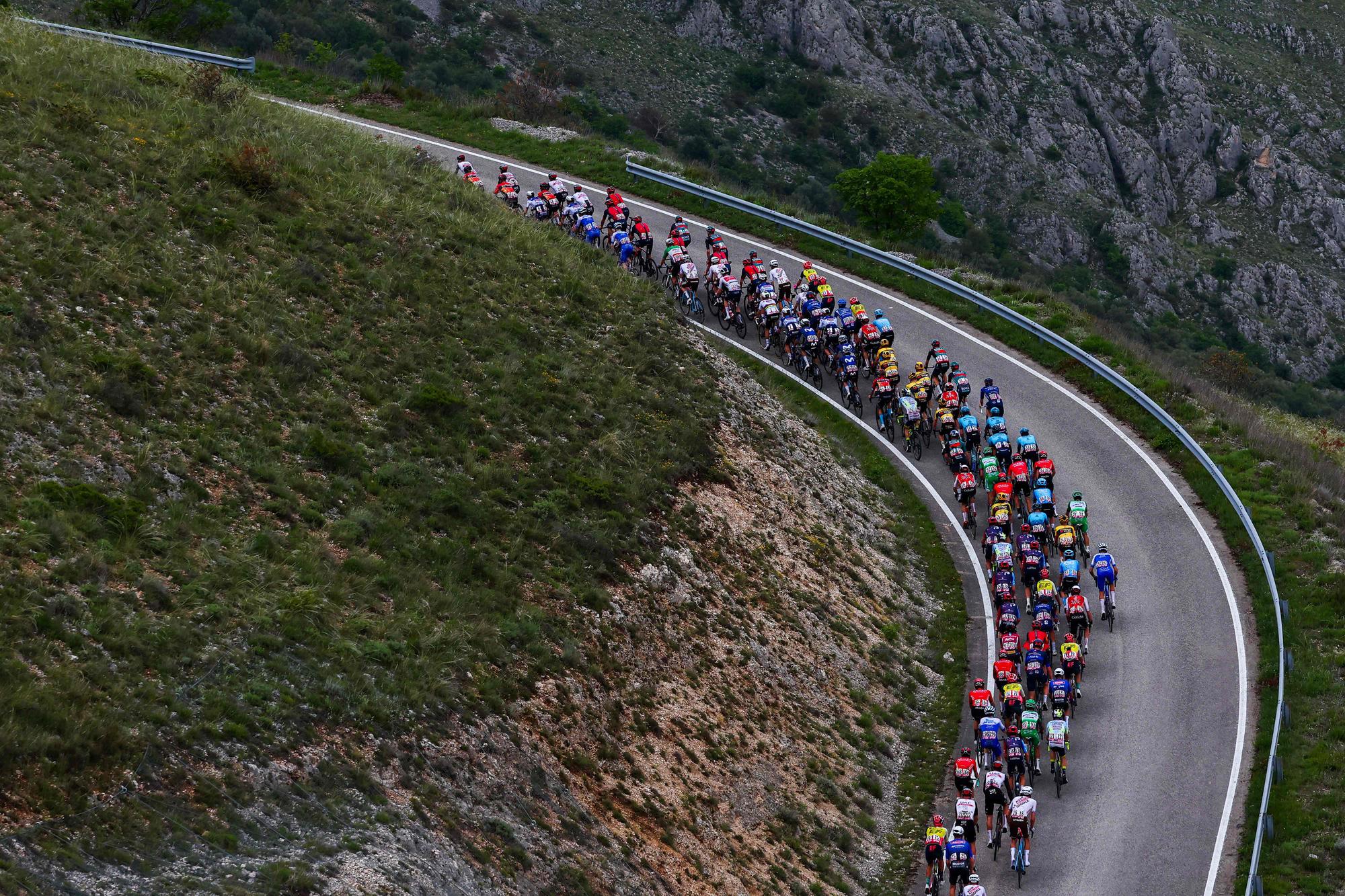 The pack of riders cycles in the final ascent to Calascio in the Apennine mountains during the seventh stage of the Giro d'Italia 2023 cycling race, 218 km between Capua and Gran Sasso d'Italia, on May 12, 2023. (Photo by Luca Bettini / AFP)